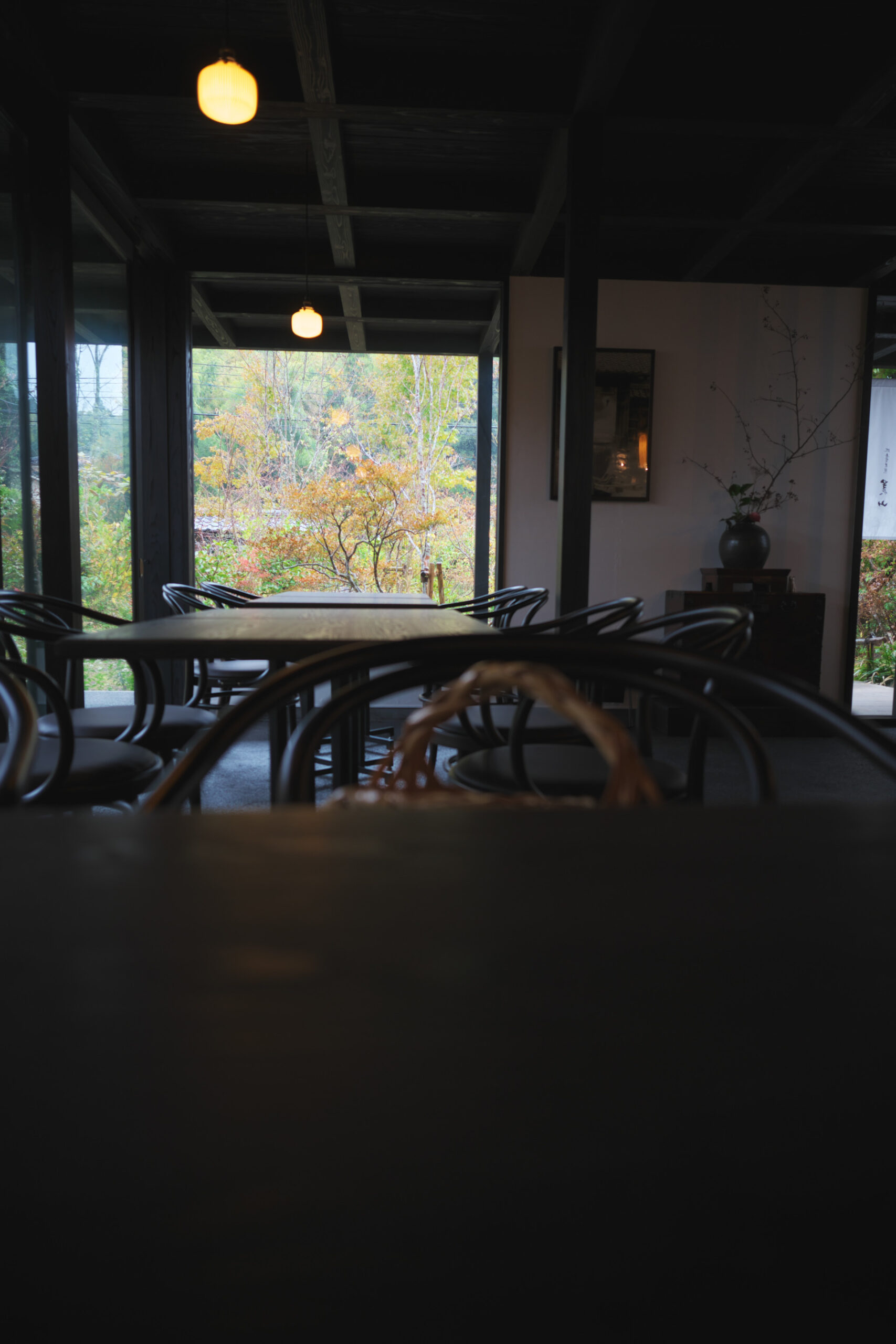 店内テーブル席と屋外の景色「沈壽官茶寮 美山」