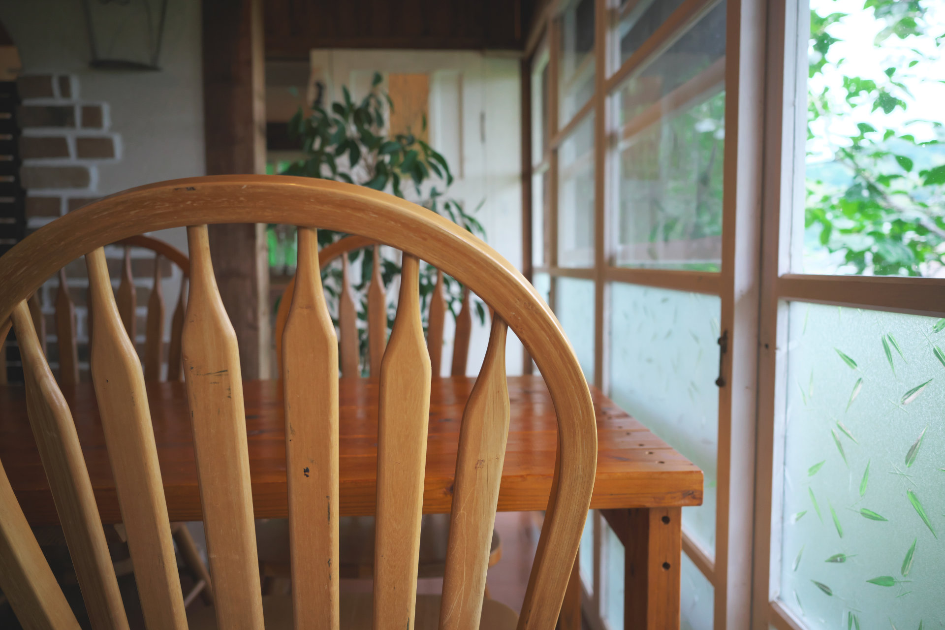 窓際テーブル席 カフェ「coha cafe （コハカフェ）」鹿児島県姶良市
