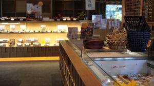 森三 敷根本店 店内ショーケース 鹿児島県霧島市