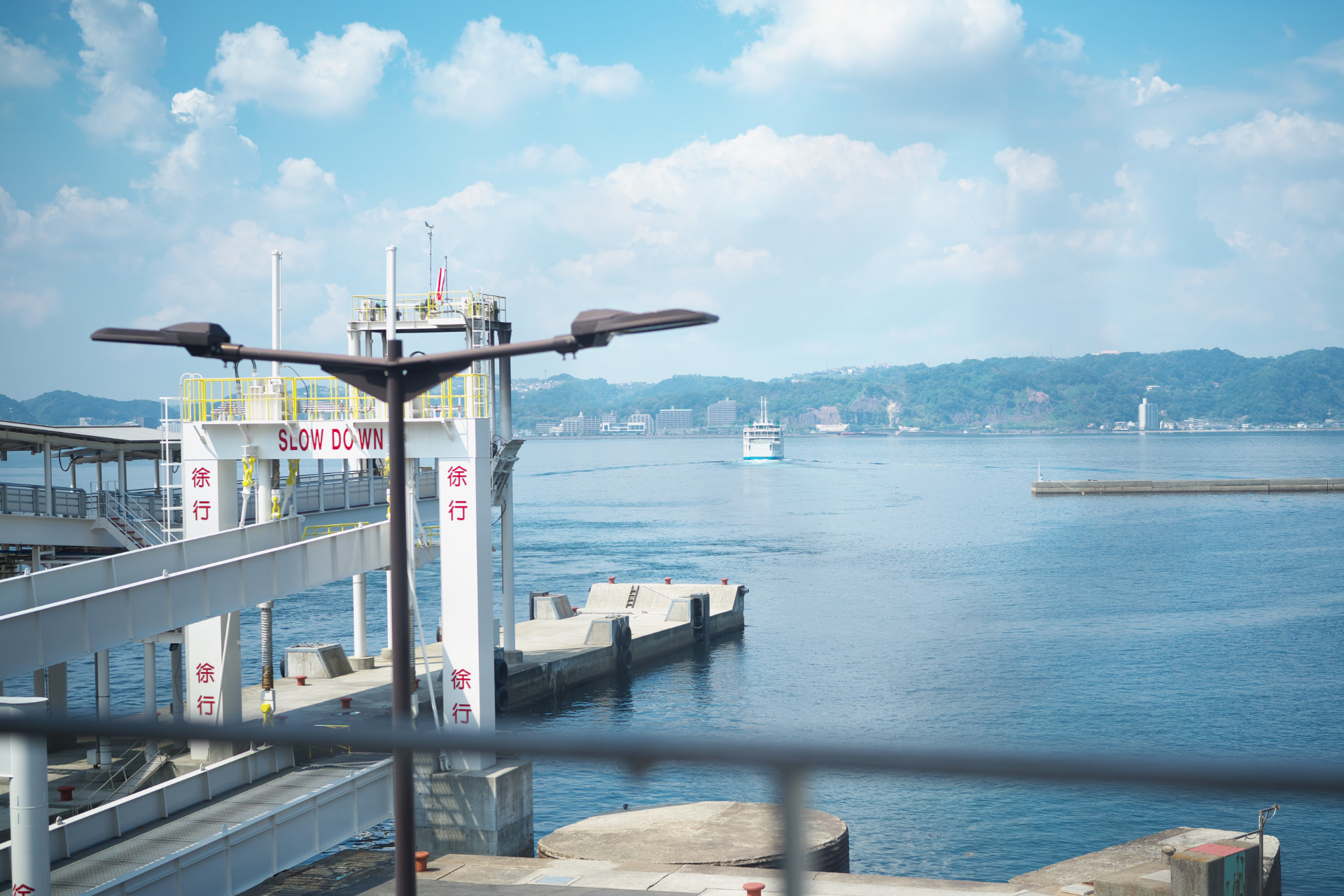 カフェの窓越しから眺める桜島の港の景色「MINATO cafe（みなとカフェ）」鹿児島市桜島横山町