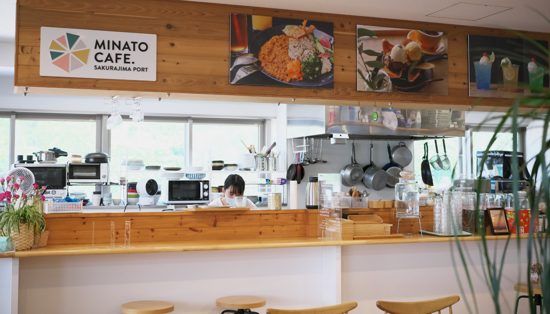 キッチンスペースとカウンター「MINATO cafe（みなとカフェ）」鹿児島市桜島横山町